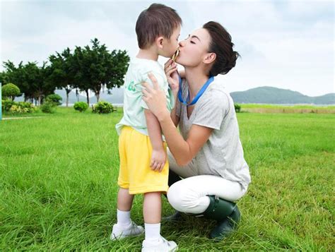 夢見抱別人的孩子|夢見抱別人的小孩